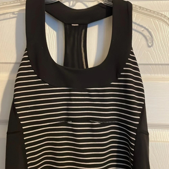 Lululemon women’s black striped scoop neck tank top with built in bra size 8 - Picture 2 of 6